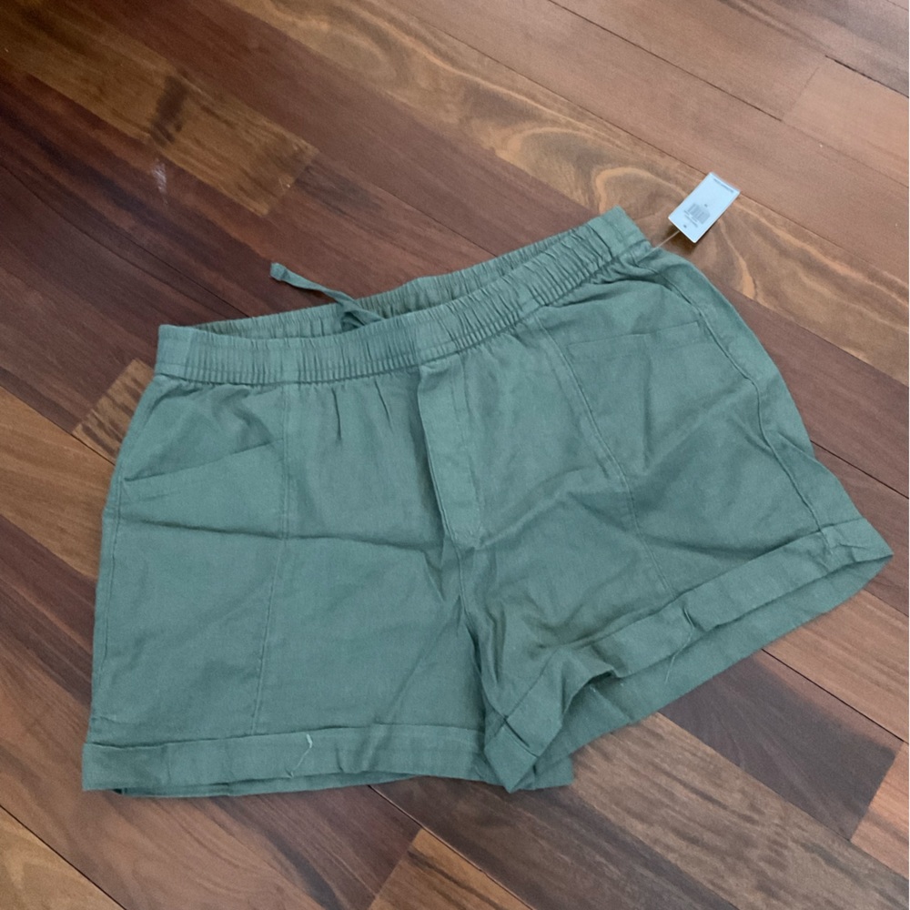 Size medium olive green pull on shorts old navy NWT linen